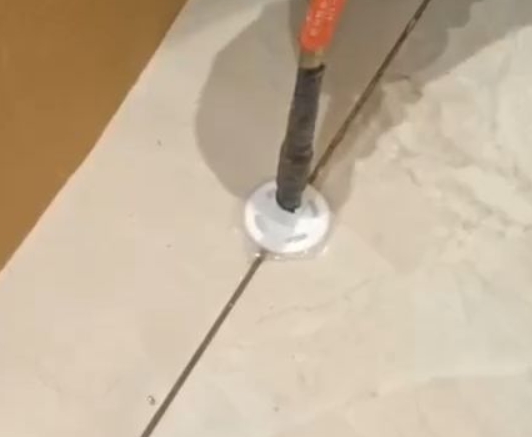 比如瓷砖空鼓维修公司专业解答瓷砖在铺贴过程中，如果没有涂抹均匀到位的粘结材料（如水泥砂浆或瓷砖胶），可能会导致以下问题